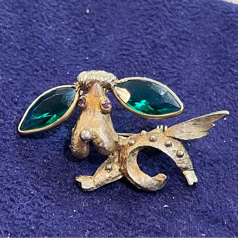 Vintage green jewel eared Dog Brooch gold tone